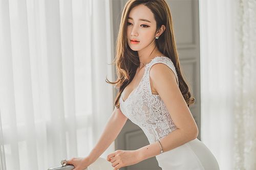 蕾丝美女李妍静深v低胸装性感巨乳诱惑写真