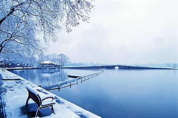 杭州的雪,西湖精致宁静,断桥残雪映照爱情的浪漫与忠贞