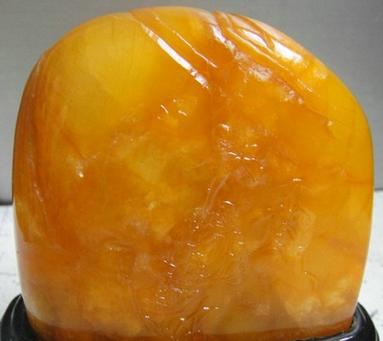 因为绿泥石质地松软,染成黄色后,看其外观,和