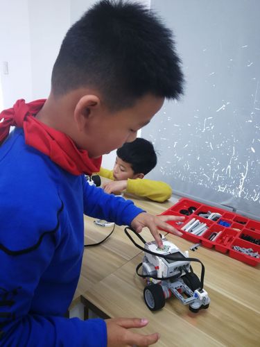 南华寄宿小学乐高机器人(悬崖勒马系列之超声波感应版
