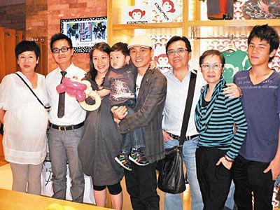 姜大卫和妻子孩子过着 幸福美满的生活.
