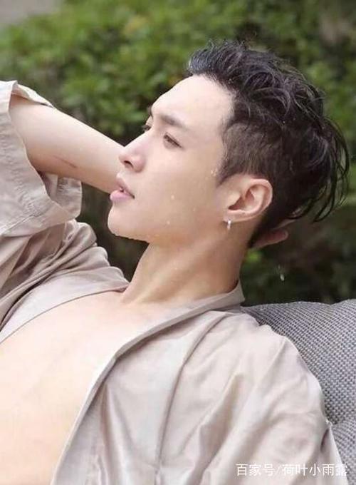 男神湿发,鹿晗呆萌,李易峰荷尔蒙爆发,易烊千玺撩粉而不自知