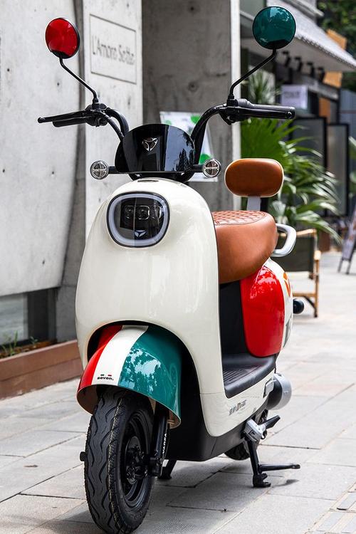 女生也能轻松驾驭的通勤工具雅迪冠能20q6小得恰到好处