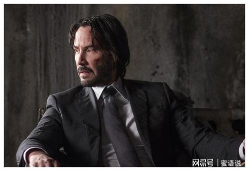 基努里维斯顶了一个全新反差萌发型,意外成为全场亮点