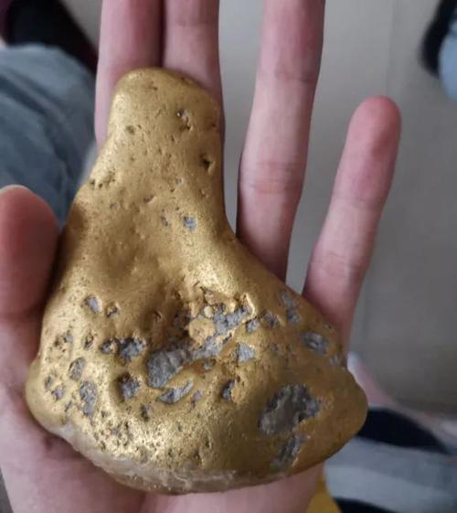 出门旅游,在路边捡块石头,值老鼻子钱!居然卖了1800万?