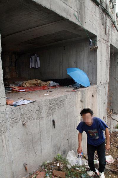 富二代男青年迷恋赌博输光家产后睡桥洞(图)