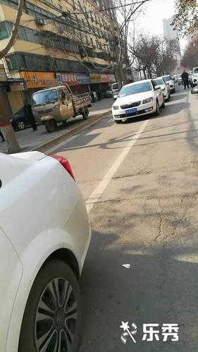 直播咸阳 插播一条路况信息,毕塬路因为两车刮蹭,并且水果市场生意