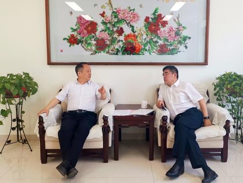 秦皇岛市政府常务副市长刘亚洪一行来我厅座谈交流
