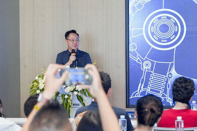 东北财经大学副教授,中国机器人协会副会长,大数据专家李博阳以《大