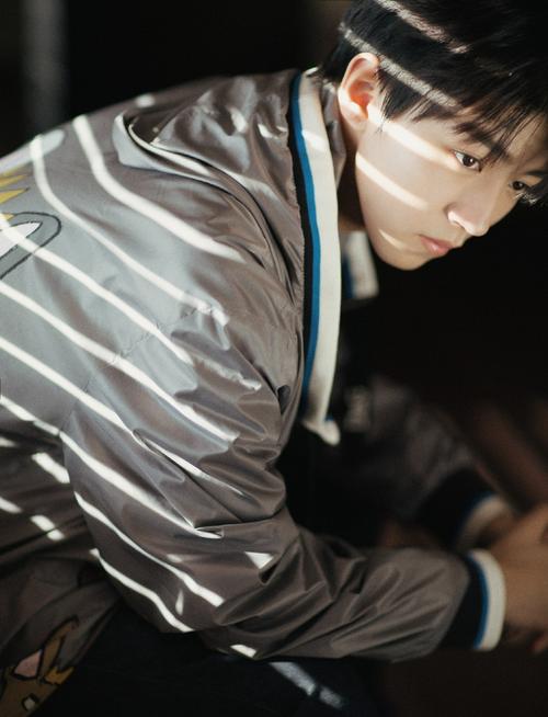 王俊凯黑白光影帅气少年写真图片