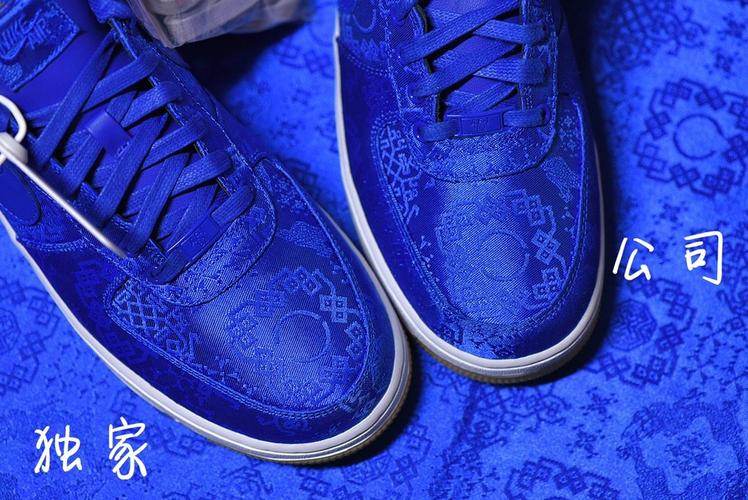 潮流爆款 实拍鉴定,科普clot x nike air force 1 蓝丝绸 正品对比
