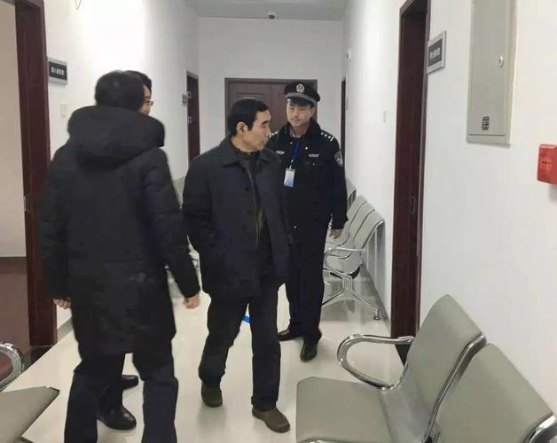 党组书记,庭长景汉朝以及副庭长李广宇,王锦亚来到安检大厅和诉服中心
