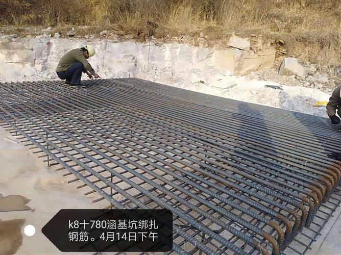 绑扎k8 780涵洞第一板基础钢筋