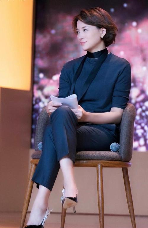 董卿也有不得体的时候穿西装裤硬翘二郎腿满腿是褶太减分