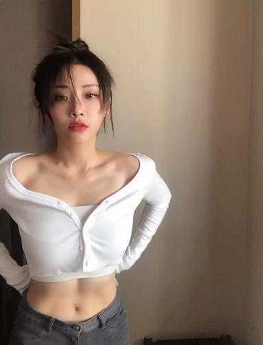 喻言身材有多好?穿丝袜秀出"女团腿",the nine腿精非她莫属