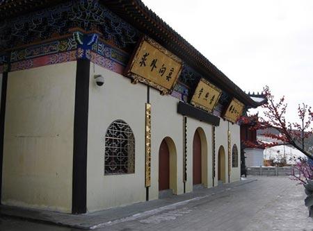 普昭寺建成后,哈尔滨极乐寺派卢光法师主持山门,为第一任方丈.