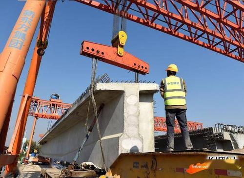 京雄高速公路建设一标段施工人员在吊装40米预制t梁.