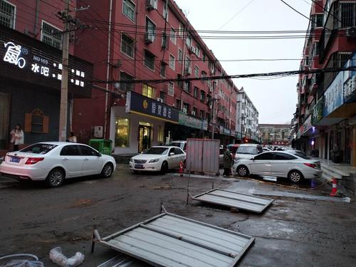 心系居民,情系社区------舞钢市朱兰街道和谐社区修路排忧解难