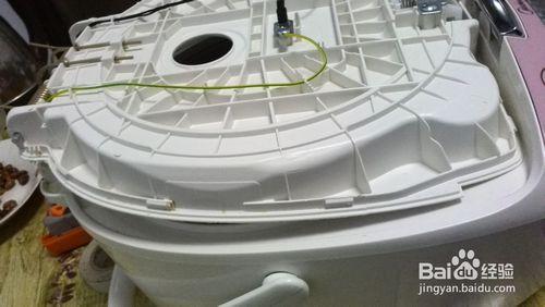 沿上盖轻轻撬动拆下上盖,这个工作比较费劲,可以查看图片查找卡扣位置