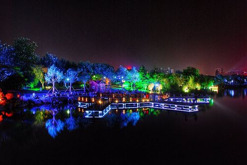 龙湖公园的夜景不错,流光溢彩,公园西边的滏阳河有"邯郸母亲河"之称