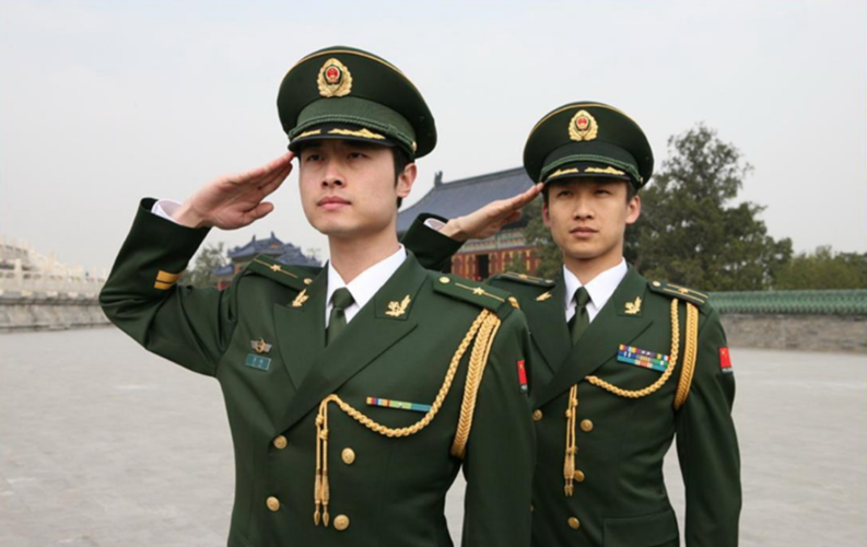 中的军装都存在着或多或少的差距,那么,究竟我国的现役军装长什么样呢