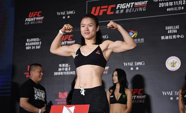 女拳手乔安娜才敢肆无忌惮地戴上口罩嘲讽正在遭受困难的我们,张伟丽