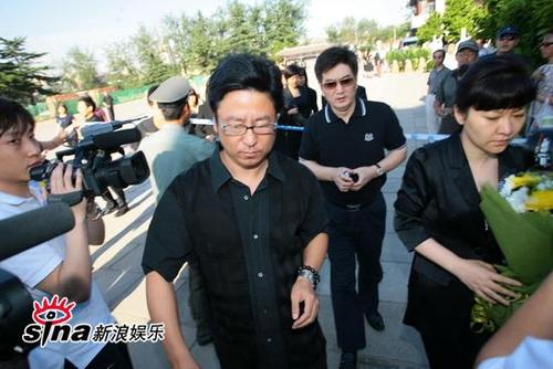 正文   新浪娱乐讯 2009年6月11日,央视《新闻联播》主持人罗京追悼会