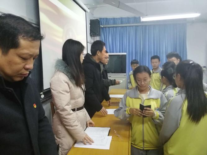 陈庄镇中学举办新团员入团仪式