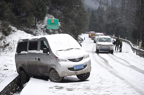 1月23日,在贵州省遵义市桐梓县,汽车因道路结冰滑出路面.