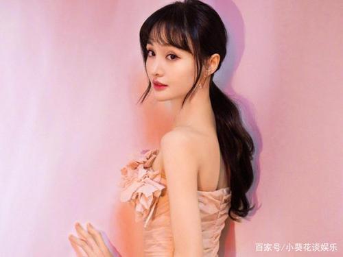 郑爽分手后状态不错,卖奢华床上四件套称是"嫁妆"