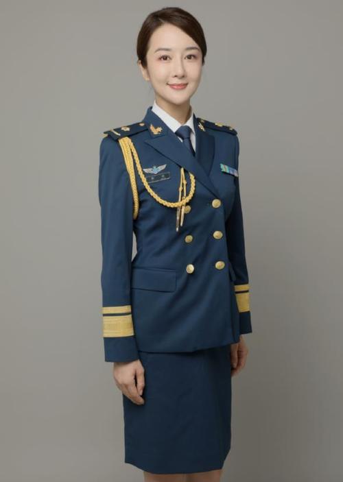 致敬我们的军旅生涯战友们,节日快乐!画面中李依晓一身军装英气十足.