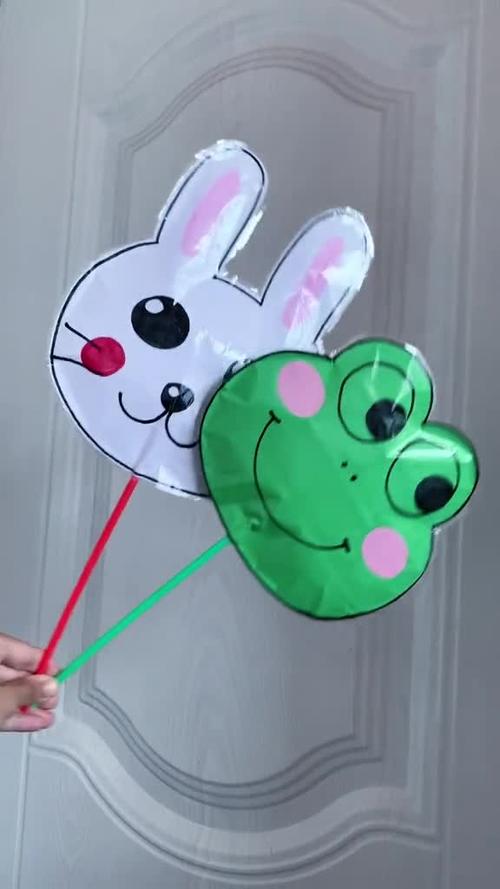幼儿园手工#小朋友最喜欢气球了,今天用纸做一个青蛙