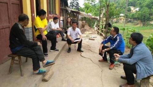 杨少荣到贫困户家中走访