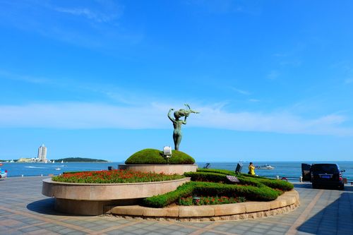 小青岛上有一个小广场,广场中间立有手抱古琴,目视海面的"琴女"雕塑