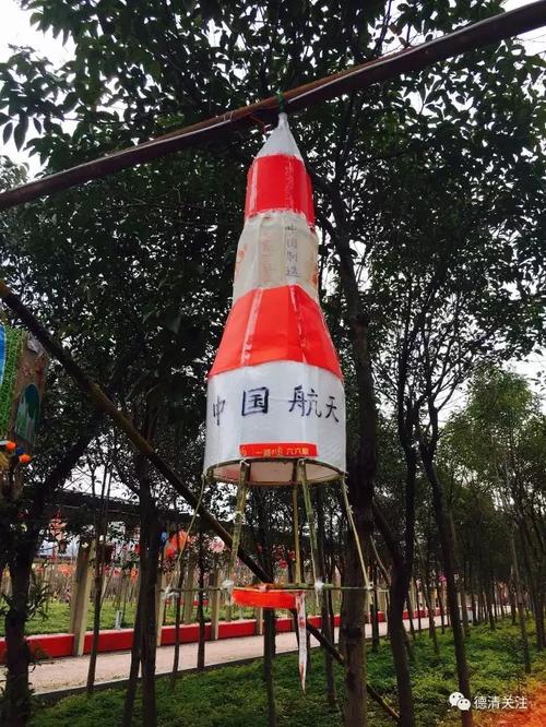 建设航天强国,是我们不懈追求的航天梦,这个火箭造型的花灯,名叫"火星