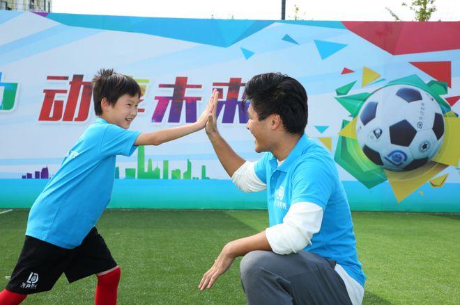 沟通家长链接亲情乐动体育亲子训练营与家庭的对话