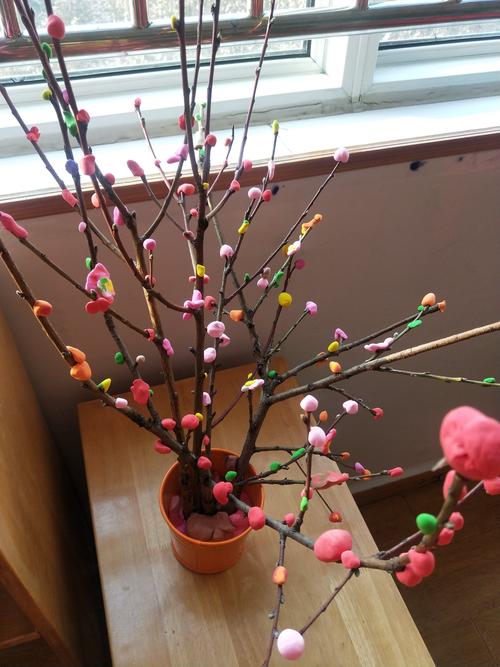 活动中,老师先讲解一下彩泥树枝花的做法,小朋友们就开始制作,小朋友