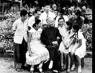 图:刘丁,又名刘允真,1948年出生.退休前为原长沙商业银行副行长.