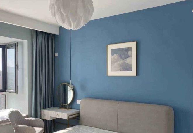 乳胶漆相对来说花式单一但是它的色彩丰富墙布绿色环保