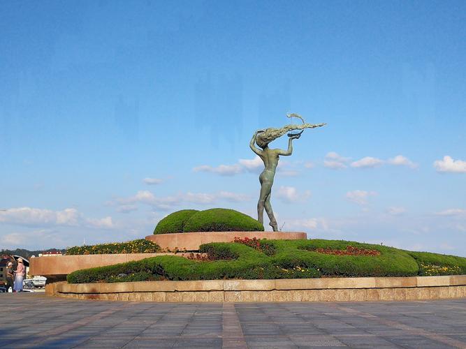 小青岛公园是青岛市的标志性建筑,位入胶州湾入海口的青岛湾内,因为