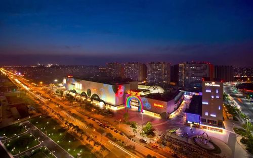 此后五龙商业广场,澳洲天地,中展璞荟等商业广场相继开业,形成松江区