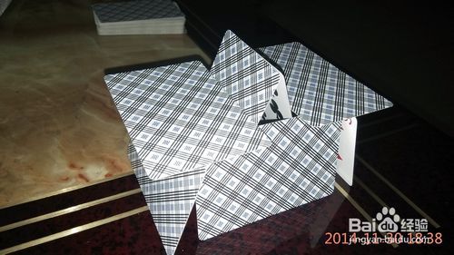 2 取两张,像这样,摆成一个三角形,三角形是力学上最稳定的结构,在