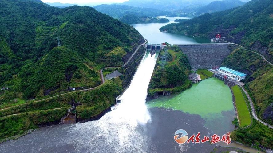 新闻中心 7月23日上午9时,潘口电站水库今年首次开闸泄洪,静静这就带