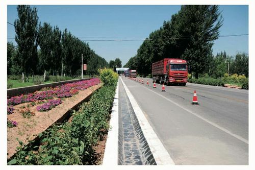 浑源段在大灵线修缮大理石浅碟化边沟