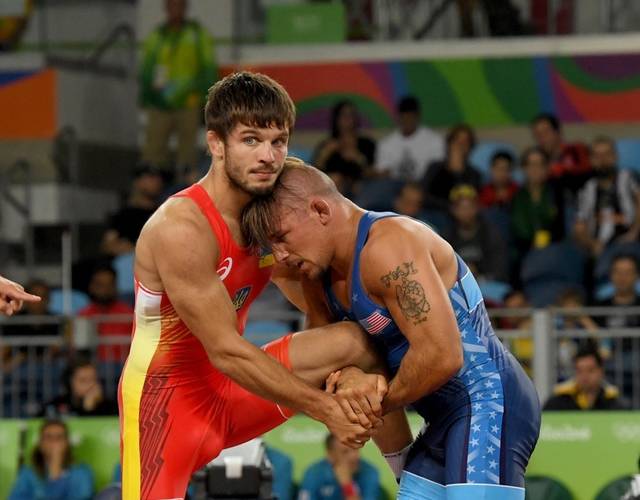 摔跤手张口咬人 美国选手吓懵连连缩手