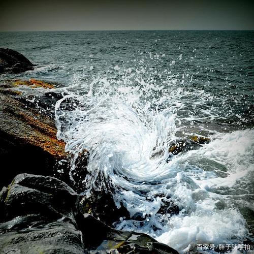 你眼中的那个大海浪花,在摄影师的光圈里是这样的与众