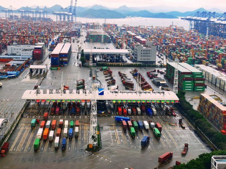 记者直击:盐田港区全面恢复作业 上午10时23艘船舶靠港