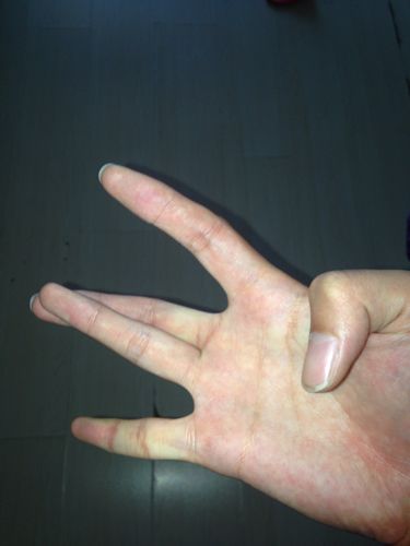 中指搭在无名指上面,是什么意思?