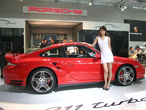 保时捷展台可以和法拉利的有一拼,而且非常开放,可以随意拍照,模特