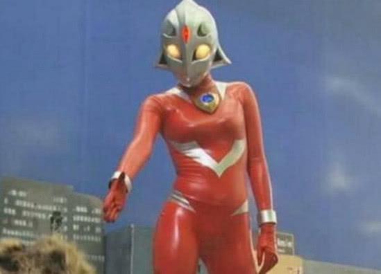 童年时期的女奥特,她是搞笑担当,而奥特之母的姐姐才是最美